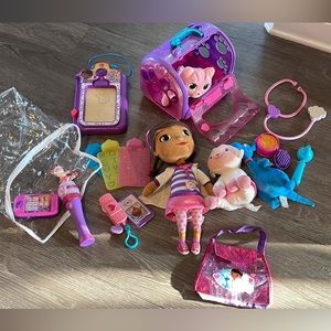 19 piece Doc McStuffins KIDS TOY LOT. Pet carrier, stuffies / plushes and MORE